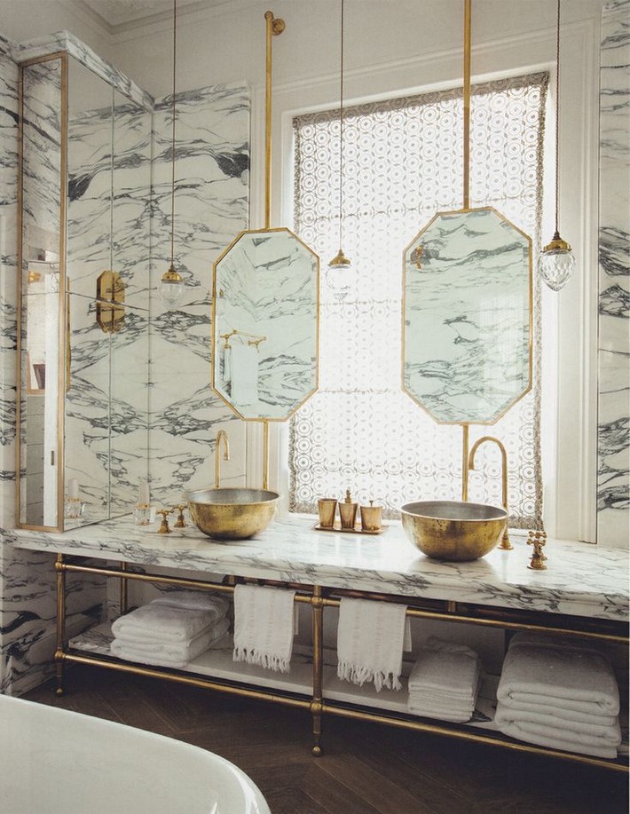 15-ways-to-decorate-with-gold-mirrors-bathroom_3