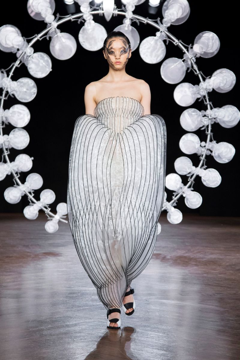 Try Not To Get Hypnotized By This Couture Collection (1)