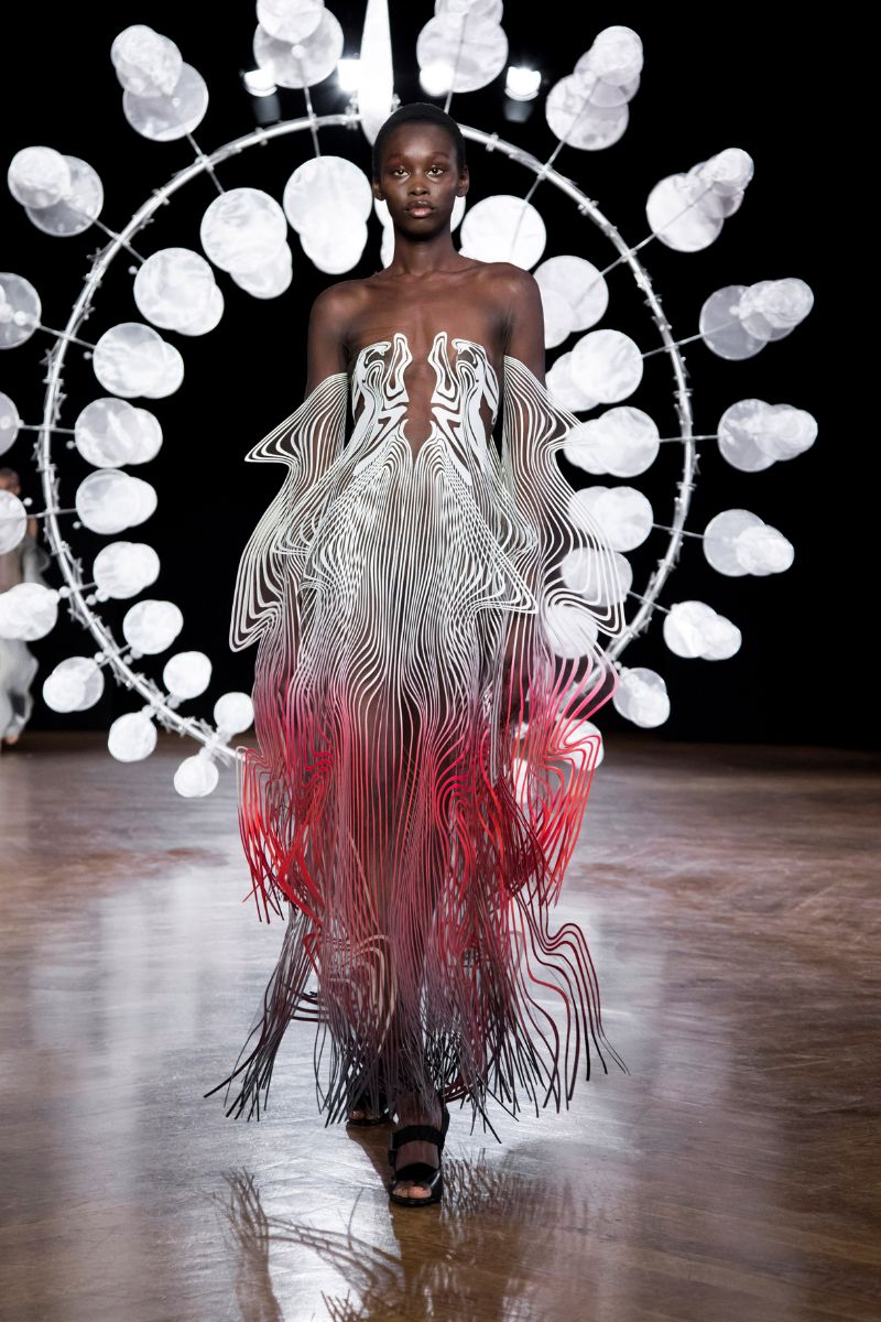 Try Not To Get Hypnotized By This Couture Collection (3)